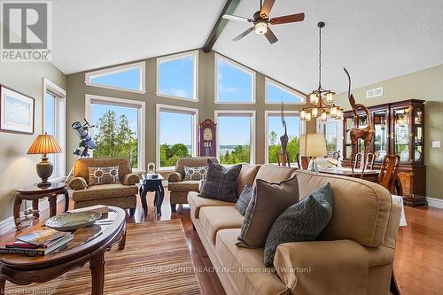 136 Sunset Boulevard, Georgian Bluffs, ON - Indoor Photo Showing Living Room