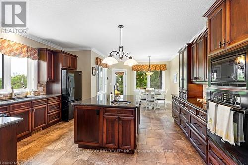 136 Sunset Boulevard, Georgian Bluffs, ON - Indoor Photo Showing Kitchen