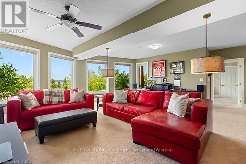 136 Sunset Boulevard, Georgian Bluffs, ON - Indoor Photo Showing Living Room