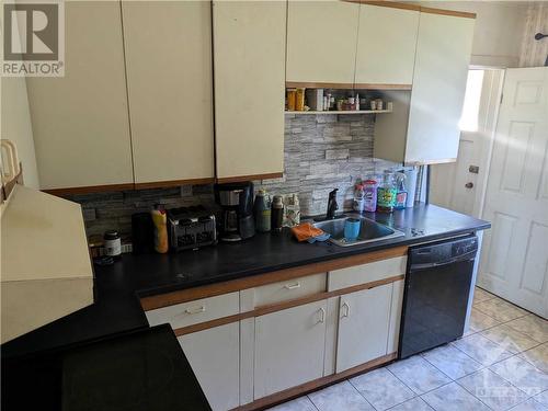 29 Wright Crescent, Brockville, ON - Indoor Photo Showing Kitchen With Double Sink