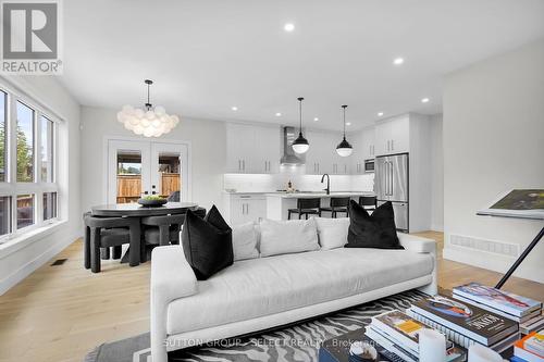 145 Collins Way, Strathroy-Caradoc (Se), ON - Indoor Photo Showing Living Room