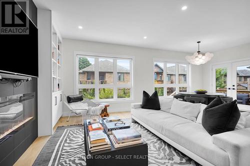 145 Collins Way, Strathroy-Caradoc (Se), ON - Indoor Photo Showing Living Room