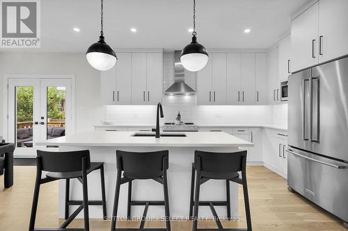 145 Collins Way, Strathroy-Caradoc (Se), ON - Indoor Photo Showing Kitchen With Upgraded Kitchen