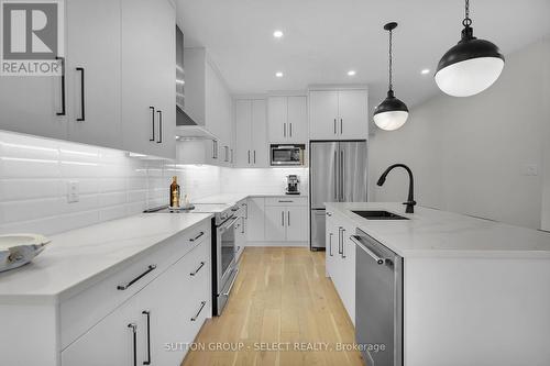 145 Collins Way, Strathroy-Caradoc (Se), ON - Indoor Photo Showing Kitchen With Upgraded Kitchen