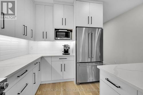 145 Collins Way, Strathroy-Caradoc (Se), ON - Indoor Photo Showing Kitchen With Upgraded Kitchen