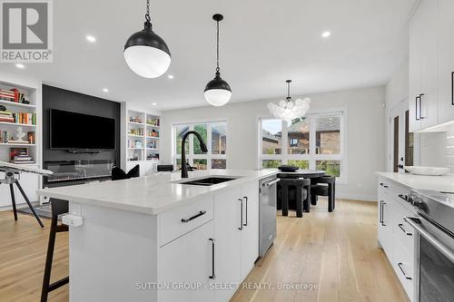 145 Collins Way, Strathroy-Caradoc (Se), ON - Indoor Photo Showing Kitchen With Upgraded Kitchen