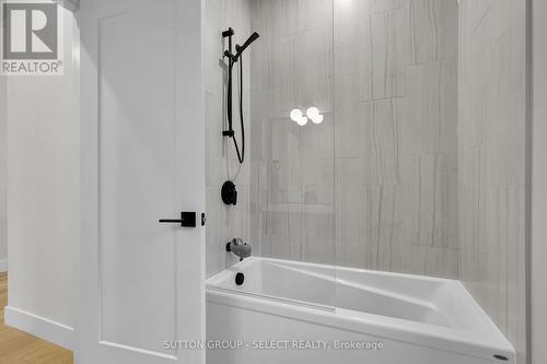 145 Collins Way, Strathroy-Caradoc (Se), ON - Indoor Photo Showing Bathroom