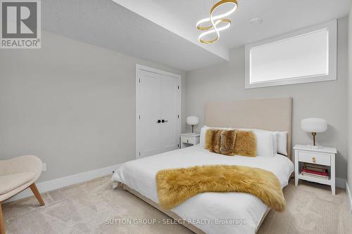 145 Collins Way, Strathroy-Caradoc (Se), ON - Indoor Photo Showing Bedroom