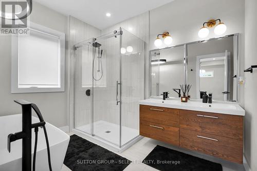 145 Collins Way, Strathroy-Caradoc (Se), ON - Indoor Photo Showing Bathroom