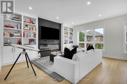 145 Collins Way, Strathroy-Caradoc (Se), ON - Indoor Photo Showing Living Room