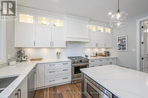 1062 Trailsway Avenue, London, ON - Indoor Photo Showing Kitchen With Upgraded Kitchen