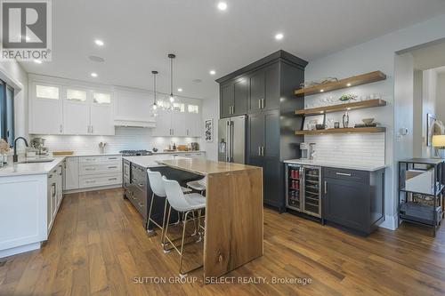 1062 Trailsway Avenue, London, ON - Indoor Photo Showing Kitchen With Upgraded Kitchen