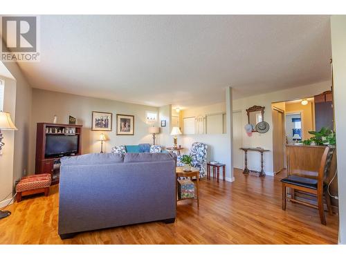 13620 Victoria Road Unit# 18, Summerland, BC - Indoor Photo Showing Living Room