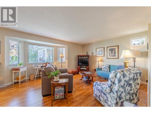 13620 Victoria Road Unit# 18, Summerland, BC - Indoor Photo Showing Living Room