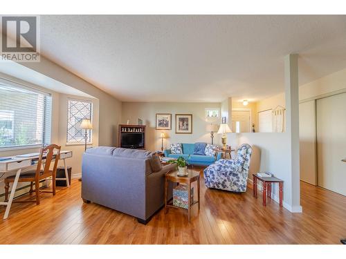 13620 Victoria Road Unit# 18, Summerland, BC - Indoor Photo Showing Living Room