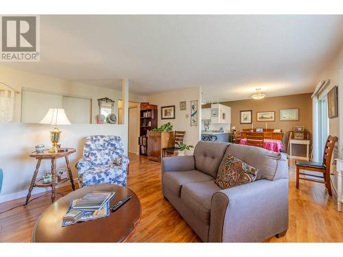 13620 Victoria Road Unit# 18, Summerland, BC - Indoor Photo Showing Living Room