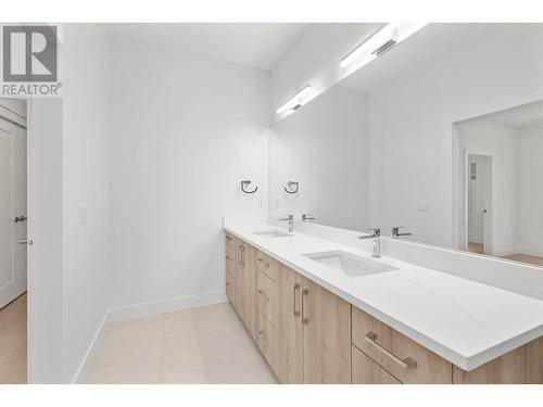 747 Fuller Avenue Unit# 2, Kelowna, BC - Indoor Photo Showing Bathroom