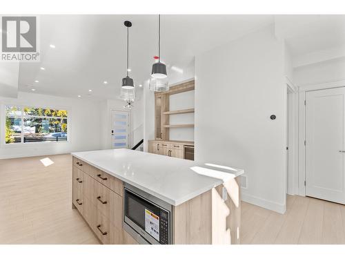 747 Fuller Avenue Unit# 1, Kelowna, BC - Indoor Photo Showing Kitchen