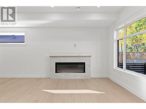 747 Fuller Avenue Unit# 1, Kelowna, BC - Indoor Photo Showing Living Room With Fireplace