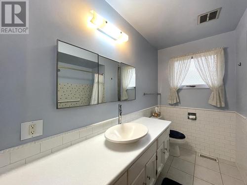 419 Third  Street, Nelson, BC - Indoor Photo Showing Bathroom