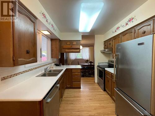 419 Third  Street, Nelson, BC - Indoor Photo Showing Kitchen With Double Sink