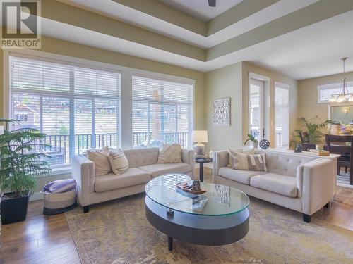 2025 Lawrence Avenue, Penticton, BC - Indoor Photo Showing Living Room