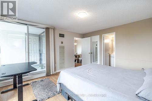 409 - 1320 Mississauga Valley Boulevard, Mississauga, ON - Indoor Photo Showing Bedroom