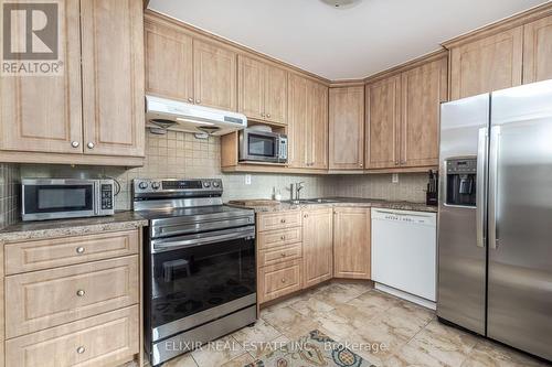 409 - 1320 Mississauga Valley Boulevard, Mississauga, ON - Indoor Photo Showing Kitchen