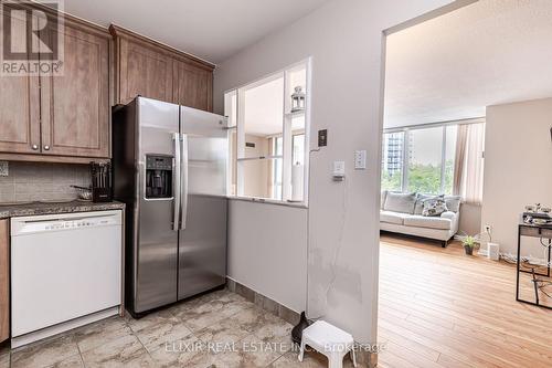 409 - 1320 Mississauga Valley Boulevard, Mississauga, ON - Indoor Photo Showing Kitchen