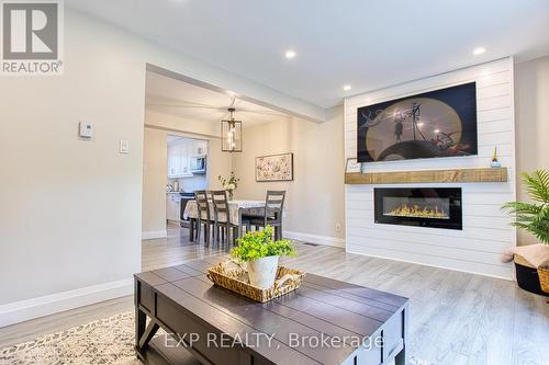 16 - 125 Livingston Avenue, Grimsby, ON - Indoor Photo Showing Living Room With Fireplace