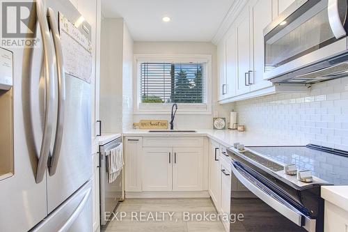 16 - 125 Livingston Avenue, Grimsby, ON - Indoor Photo Showing Kitchen With Upgraded Kitchen