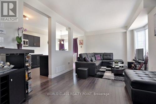 38 - 7 Lakelawn Road, Grimsby, ON - Indoor Photo Showing Living Room