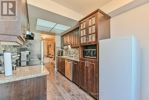 1002 - 5 Lisa Street, Brampton, ON - Indoor Photo Showing Kitchen