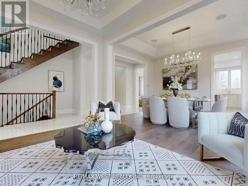 5199 Symphony Court, Mississauga, ON - Indoor Photo Showing Living Room