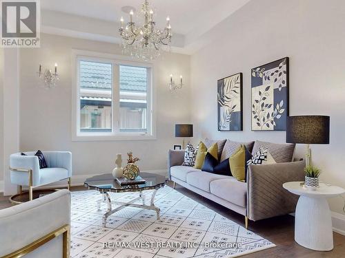 5199 Symphony Court, Mississauga, ON - Indoor Photo Showing Living Room