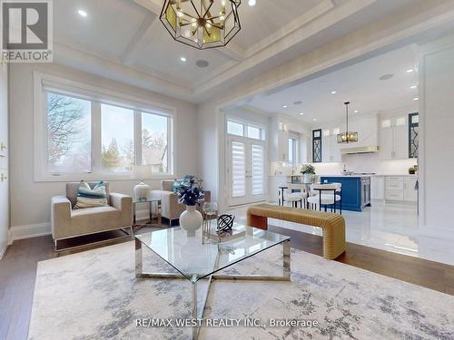 5199 Symphony Court, Mississauga, ON - Indoor Photo Showing Living Room