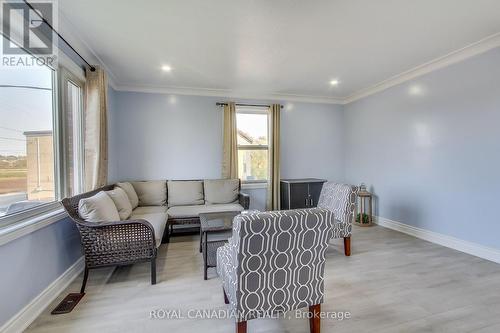 15 Grencer Road, Bradford West Gwillimbury, ON - Indoor Photo Showing Living Room