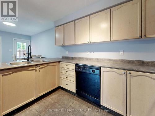 95 Long Point Drive, Richmond Hill, ON - Indoor Photo Showing Kitchen With Double Sink