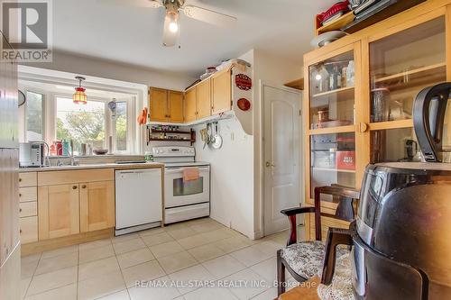 347 Boisdale Avenue, Richmond Hill, ON - Indoor Photo Showing Kitchen