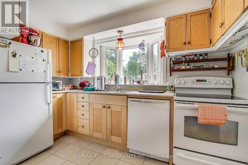 347 Boisdale Avenue, Richmond Hill, ON - Indoor Photo Showing Kitchen