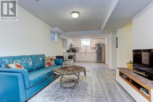 50 Addison Street, Richmond Hill, ON - Indoor Photo Showing Living Room