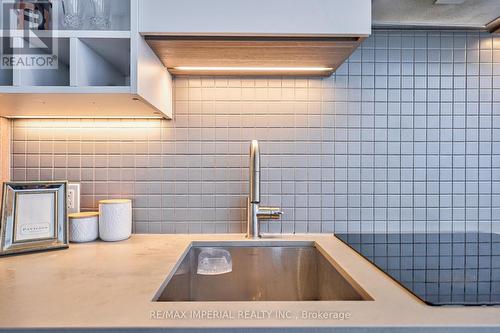 2710 - 898 Portage Parkway, Vaughan, ON - Indoor Photo Showing Kitchen