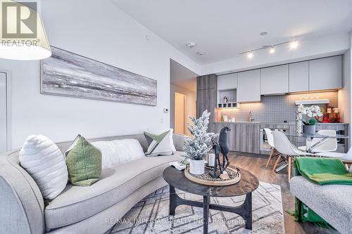 2710 - 898 Portage Parkway, Vaughan, ON - Indoor Photo Showing Living Room