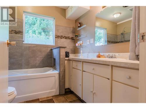 522 13Th  Avenue, Castlegar, BC - Indoor Photo Showing Bathroom