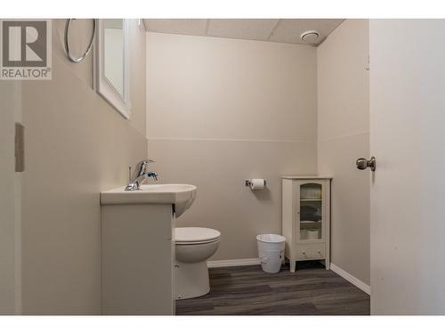 522 13Th  Avenue, Castlegar, BC - Indoor Photo Showing Bathroom