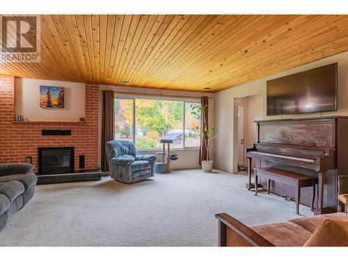 522 13Th  Avenue, Castlegar, BC - Indoor Photo Showing Living Room With Fireplace