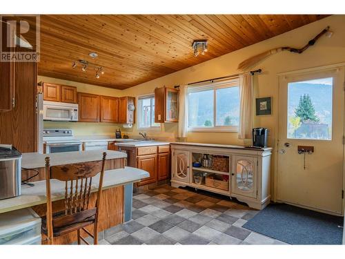 522 13Th  Avenue, Castlegar, BC - Indoor Photo Showing Kitchen