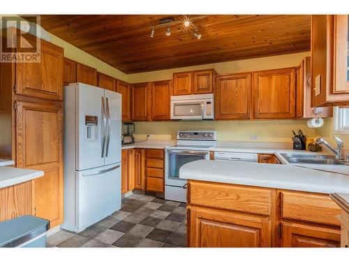 522 13Th  Avenue, Castlegar, BC - Indoor Photo Showing Kitchen With Double Sink