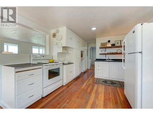 910 El Paso Road, Kelowna, BC - Indoor Photo Showing Kitchen