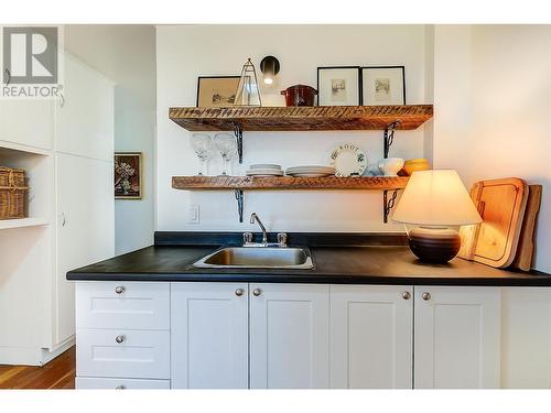 910 El Paso Road, Kelowna, BC - Indoor Photo Showing Kitchen